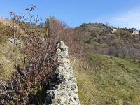 Entre Lauche et St Martin (Vallée du Jabron)  Muret le long de l'ancienne voix de communication, aujourd'hui GR