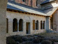 Abbaye de Boscodon  Vue sur la galerie Nord et une partie du Préau. les galeries aux autres points cardinaux ont aujourdhui disparu, détruites lors des guerres au cours des siècles