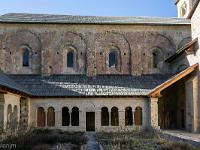 Abbaye de Boscodon  Le préau, en face la galerie Nord et derrière l'église abbatiale. Les pierres ont été rougies par des incendies lors des guerres de religion entres autres