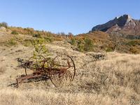 Au nord de la montagne de Gache  Machine agricole à l'Est de la bastide