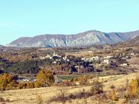 Au nord de la montagne de Gache  Le village de Valernes. Au loin de gauche à droite : La Tête de Boursier, les Croix et le Colombier