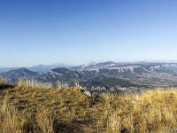 Chabre  Au loin au centre, le massif du Dévoluy, devant lui la montagne d'Aujour et à droite au loin Céüse. Au premier plan, les crêtes de Beaujeu et des Selles