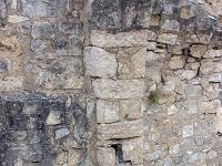 Chapelle Saint Laurent (XIIe) - Barret sur Méouge  Pilier d'un des arcs qui soutenaient la voûte aujourd'hui disparue