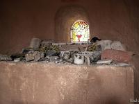 Chapelle Saint-Pons - XIIe  Sur l'hotel trônent des pierres et morcaux de tuiles où sont inscrits des messages