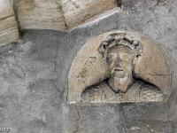 Château de Pierre de Glandevès (XIVe)  Figure mythologique dans l'escalier 3/10