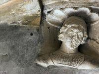 Château de Pierre de Glandevès (XIVe)  Figure mythologique dans l'escalier 10/10