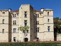 Château de Pierre de Glandevès (XIVe)  Vue de la façade Est. Au centre l'entrée principale et la tour exagonale ou se trouve l'esccalier en colimaçon que nous allons voir ensuite
