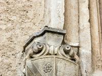 Château de Pierre de Glandevès (XIVe)  Blason à la base d'une fenêtre à meneau de la façade Ouest 1/4