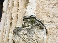 Château de Pierre de Glandevès (XIVe)  Blason à la base d'une fenêtre à meneau de la façade Ouest 3/4