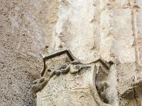 Château de Pierre de Glandevès (XIVe)  Blason à la base d'une fenêtre à meneau de la façade Ouest 4/4