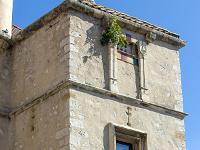 Château de Pierre de Glandevès (XIVe)  Façade Sud de la tour carrée Sud/Est. Au dernier étage se trouve le pigeonnier