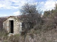 Chateauneuf-Val-Saint-Donat  Cabanon en bordure de chemin
