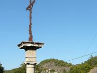 Croix  Croix au sud du village de Vaumeilh que l'on aperçoit au loin (Alpes de Haute Provence)