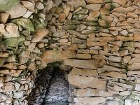 Autour de Ferrassières sur le plateau d'Albion  Borie à double toiture - Intérieur depuis l'entrée