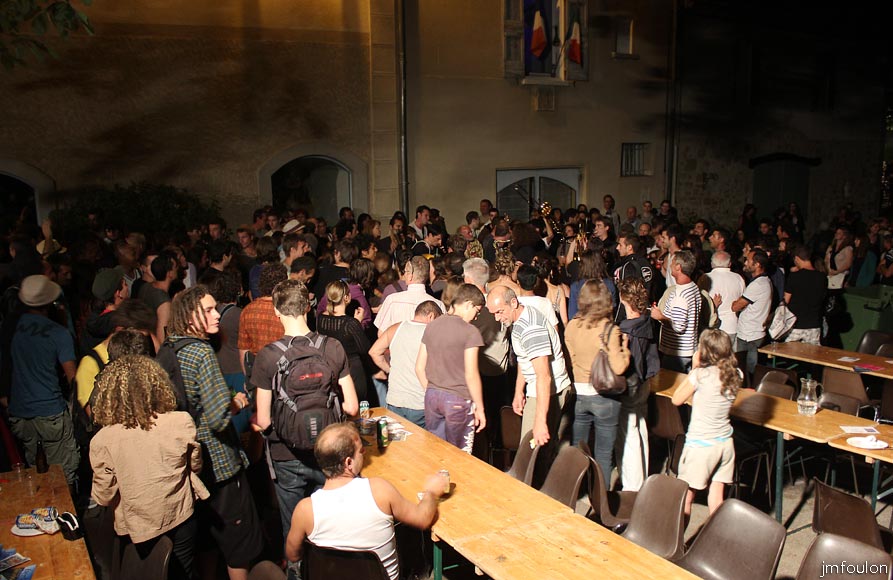 banda-du-rock.jpg - La Banda du Dock qui draine le public vers la scène du Jeu de Boules
