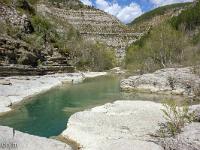 Gorges de la Méouge - De St Pierre Avez au Pont Roman  Vue sur la Méouge au niveau des Pierres Plates
