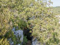 Tour des gorges d'Oppedette  Le sentier s'enfonce dans une faille ...