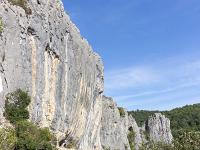 Tour des gorges d'Oppedette  Et longe la falaise ...