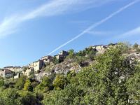 Tour des gorges d'Oppedette  Je vais traverser le village en direction du cimetière pour rejoindre le parking du Belvédère. Merci de votre visite !