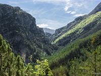 Gorges de Trévans  Vue sur le chemin parcouru. Nous avons longé la montagne à gauche puis nous avons traversé l'Estoublaisse (au loin au niveau des arbres éclairés) puir ensuite, nous avons traversé la forêt à droite