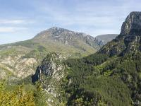 Gorges de Trévans  Vue sur le piton (au centre et au 1er plan) ou se trouve l'Abbaye fortifiée de St André que l'on aperçois d'ailleurs