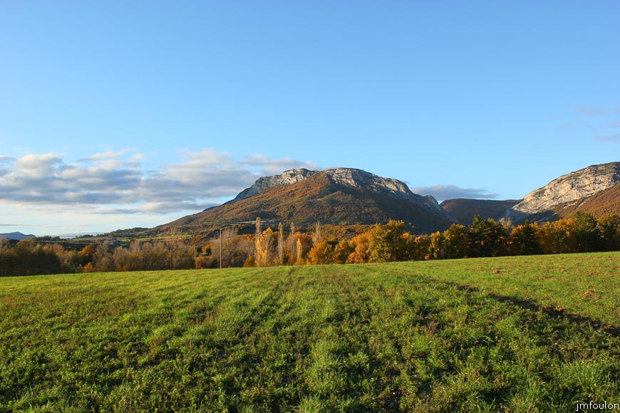 plateau-salignac-08web.jpg - Au plateau de Salignac - Vue sur la Baume et le défilé d'Entrepierre nommé Le Detroit. Au loin Font de Mege et la Montagne de Gache (1357m)