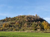 Automne 2015  Castel Bevons - La colline ou se trouvait le village médéval de Castel Bevons. On aperçois au sommet les ruines du château