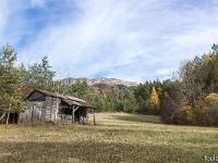 Automne 2016 en Haute Provence  A l'Est d'Authon - Cette cabane de style canadien avait été montée pour le tournage d'un films il y a une vingtaine d'années. Elle est toujours la. 2/2