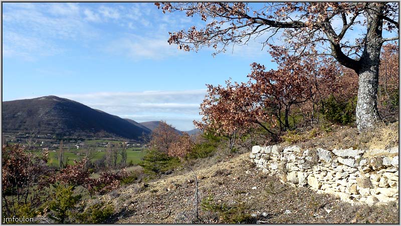 borie-banon-04web.jpg - Les restanques. l'enclos et les deux bories sont juste au dessus