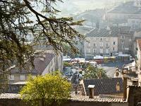 Brumes automnales  Sisteron sous les brumes matinales le samedi jour de marché