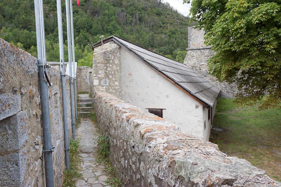fort-savoie-033.jpg - Colmars-les-Alpes - Le Fort de Savoie - La courtine Sud qui permettait de surveiller l'entrer du fort.