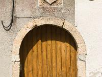Crozon  Porte surmontée d'un écusson