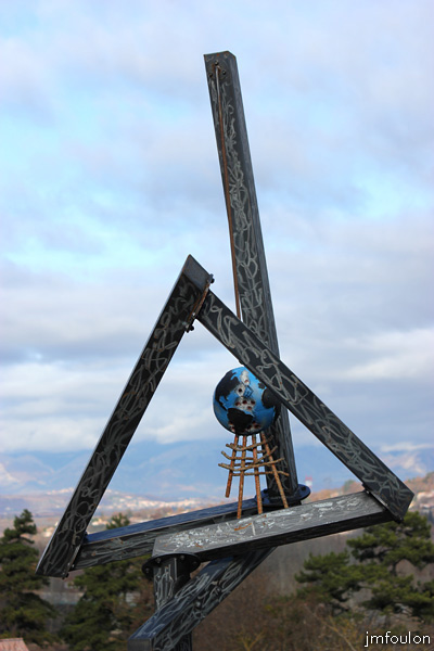 sisteron-oeuvre-web.jpg - Sisteron - Oeuvre d'Art  entre la sortie Nord du Tunnel et le Cours Melchior Donnet
