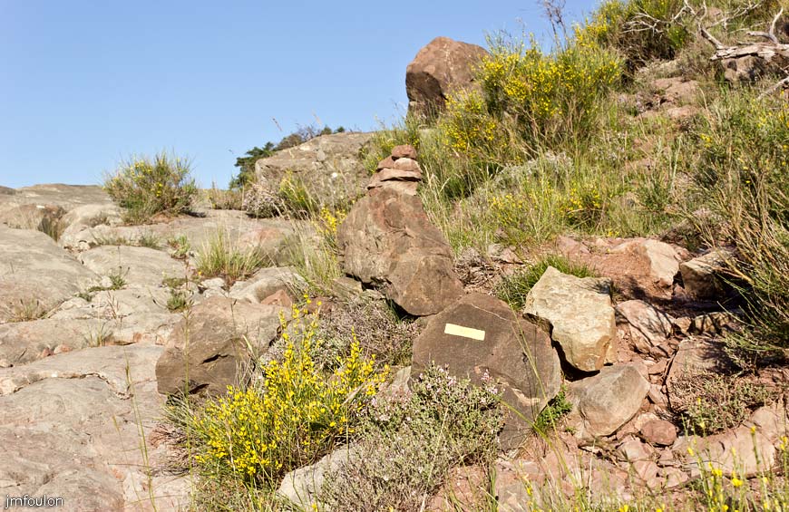 esparron-monges-017web.jpg - Le sentier en quittant la Croix de Beaudinard (autre vue)