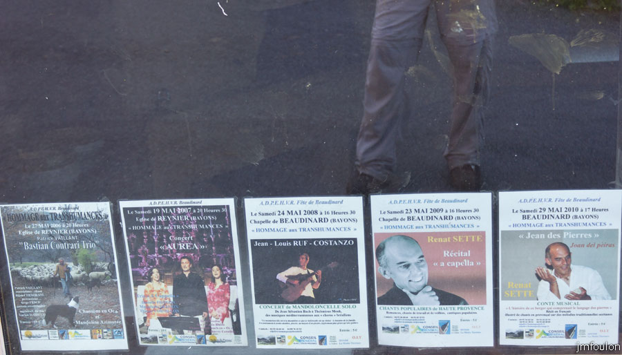 esparron-monges-048web.jpg - Affiches de différents spectacles donnés dans la chapelle de Beaudinard