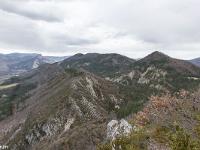 Bevons - Entre les Bastides et St Pensier  Au loin le rocher de la Baume et Sisteron. A droite, le Molard et la colline de Saint Pensier. A gauche le rocher de Saint Etienne ou  se trouvait au moyen-âge une tour de guet