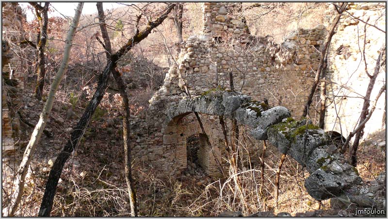 filature-25web.jpg - Deux petites ouvertures de briques symétriques, une à l'est et l'autre à l'ouest (celle-ci) débouchent sur l'extérieur