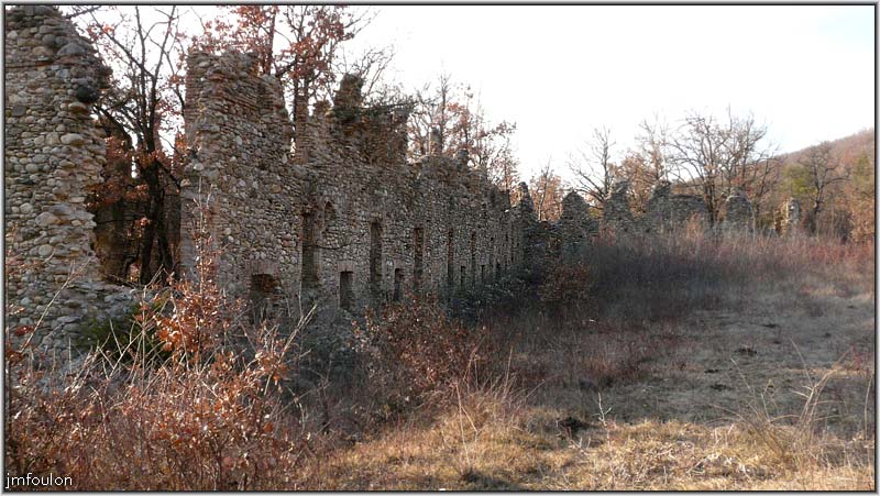 filature-39web.jpg - Façade nord-est et mur est du renfoncement central qui donne cette forme de T à  ce bâtiment (voir photo satellite en début de galerie)