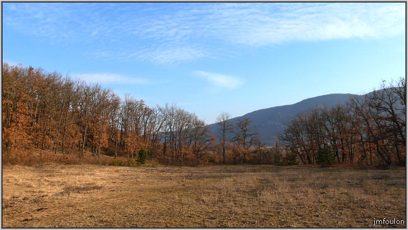 filature-41web.jpg - Le près au nord de l'éfifice (vue vers l'est)