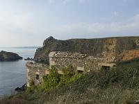 Roscanvel - Le Fort de la Fraternité  Vue sur le rocher Lieval ou Beg ar Vir