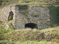 Roscanvel - Le Fort de la Fraternité  Le four à chaux construit vers 1800, par la famille Rideau. Un filon de roches calcaires, qui affleure à proximité, rendait aisée l’alimentation du four, que l’on éteignit définitivement vers 1875
