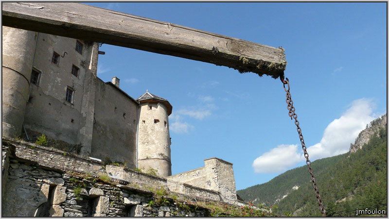 fort-queyras-28web.jpg - Fort Queyras - Nous voici au pied du pont-levis dont on voit ici le bras le plus à l'Ouest