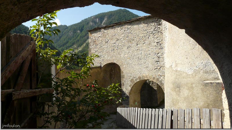 fort-queyras-48web.jpg - Fort Queyras - Vue vers le Sud depuis l'intérieur du porche d'accès Nord-Est  à la batterie casematée Nord