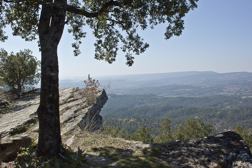ganagobie-029-2.jpg - Autre vue vers le Sud. L'inclinaison du plateau vers l'Est est ici bien visible