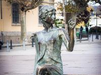 Visite de la ville de Gap (Hautes Alpes)  La liseuse sur la place Alsace Lorraine.Sculpture réalisée par l’artiste Cyril de la Patellière. Elle est installée ici depuis 2009