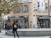 Visite de la ville de Gap (Hautes Alpes)  Place Alsace Lorraine. En haut à droite, une représentation de l'endroit ou se trouvait une des portes de la ville, la porte Lignole