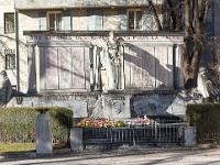 Gap  Monument au Morts des deux guerres place Saint Arnoux