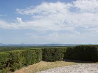 Château de Grignan  Vue vers l'Est depuis l'entrée de la cour d'honneur. Au centre au loin, le mont Ventoux