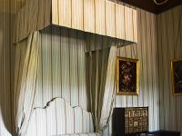 Château de Grignan  La chambre de Madame. Cette chambre est occupée au 17e siècle pour Françoise de Sévigné, fille de la célèbre marquise.