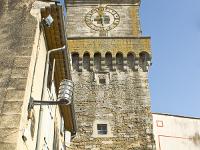 Grignan (Drôme)  La tour de l’ancienne porte du Tricot du XIIIe siècle, communément appelée beffroi, fut surélevée en 1600 pour permettre l’installation de la première horloge publique.